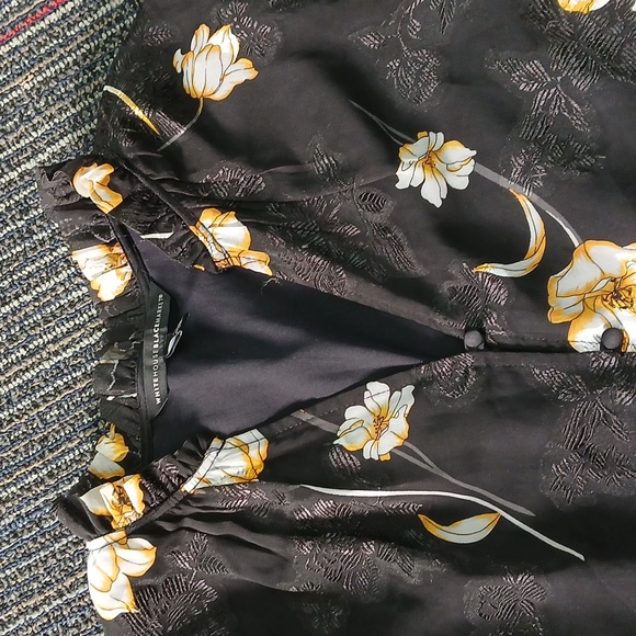 WHBM black floral long sleeve blouse size 6 - Picture 4 of 7